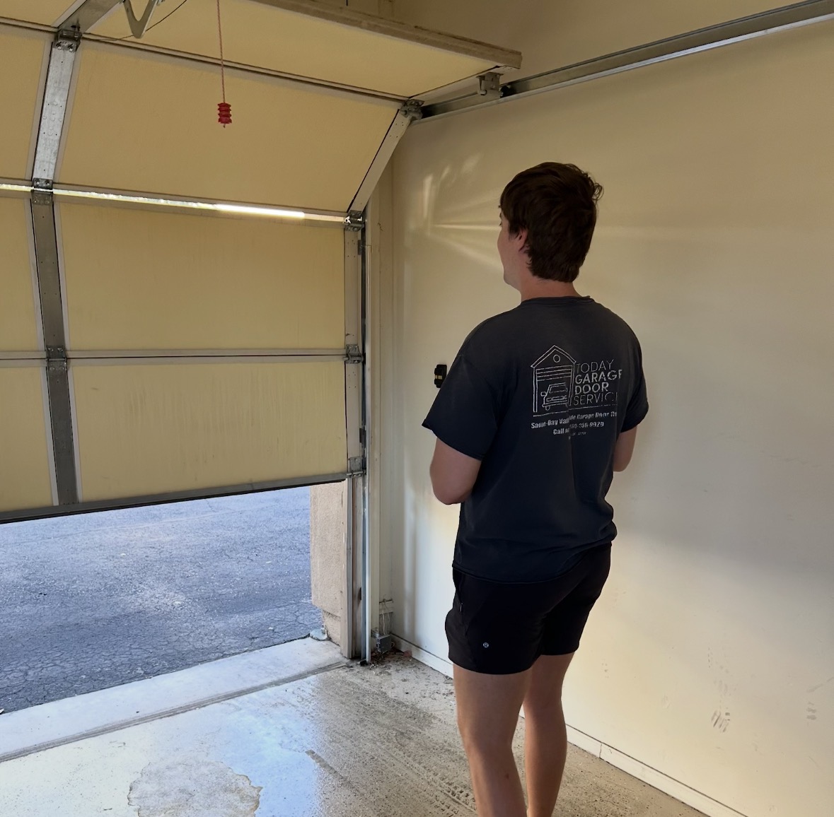 Screenshot Anderson working on a door